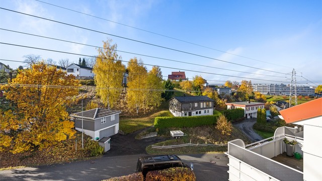 Fra balkongen har du et luftig og grønt utsyn over nærområdet.