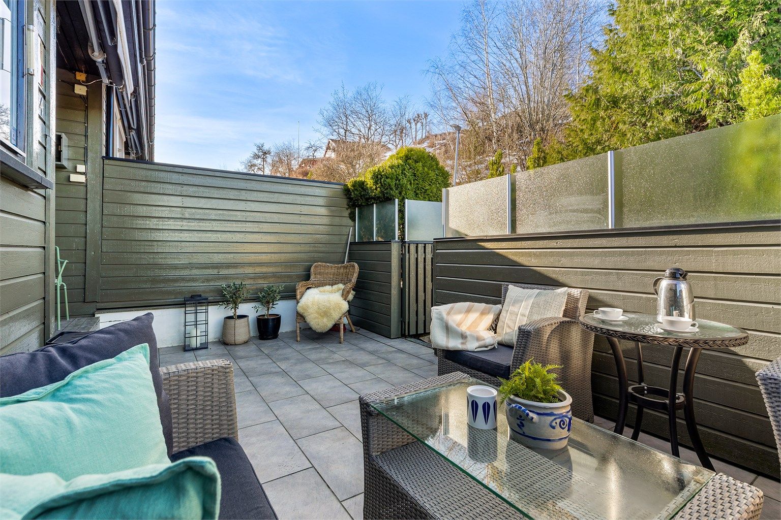 Her er det god plass til utemøbler.