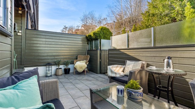 Her er det god plass til utemøbler.