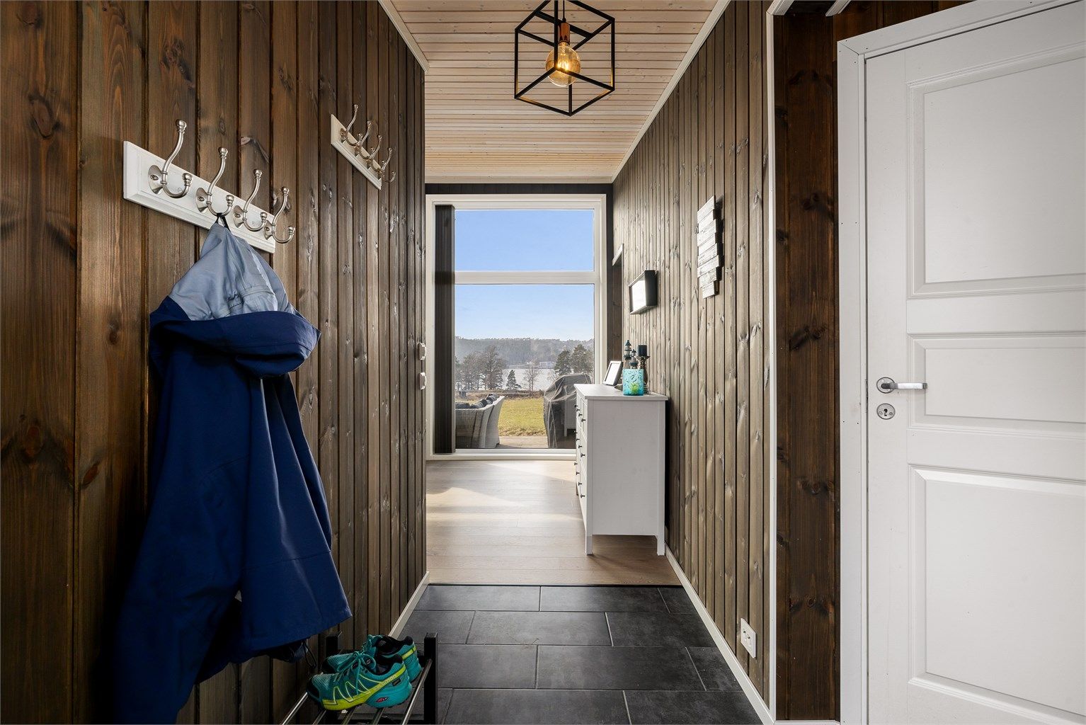 Idet du kommer inn i hytta åpenbarer utsikten mot sjøen seg.