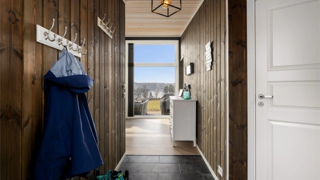 Idet du kommer inn i hytta åpenbarer utsikten mot sjøen seg.