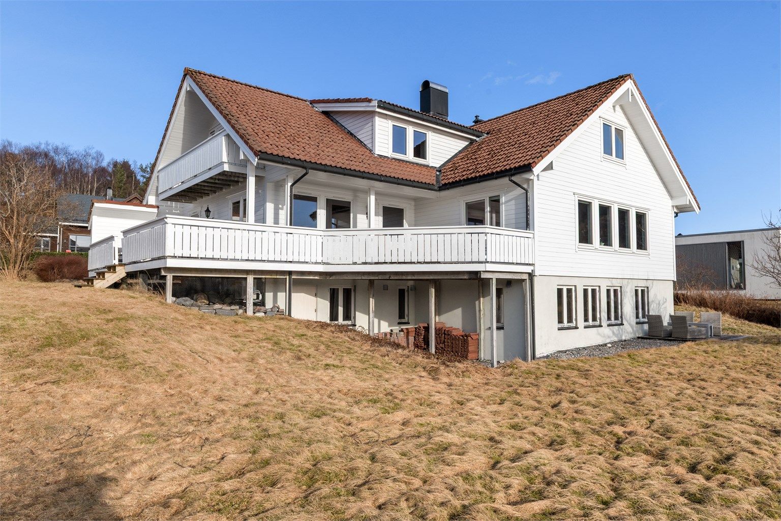 Fasade av bolighuset sett fra hagen 