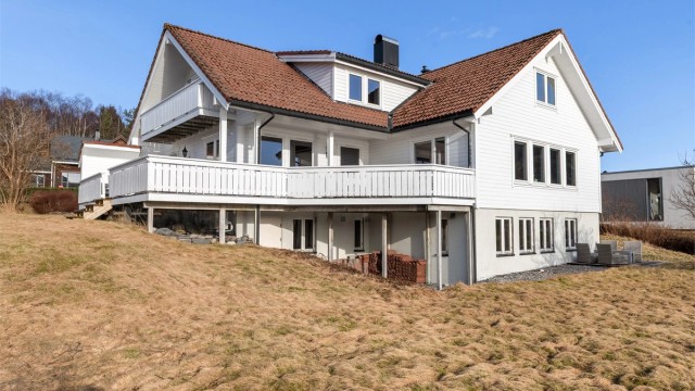 Fasade av bolighuset sett fra hagen