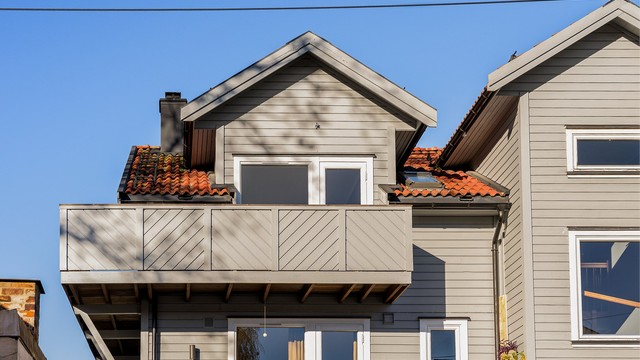 Felles inngangsparti med videre trappeadkomst til leilighetens etasjeplan i bygningens loftetasje (3. etasje).