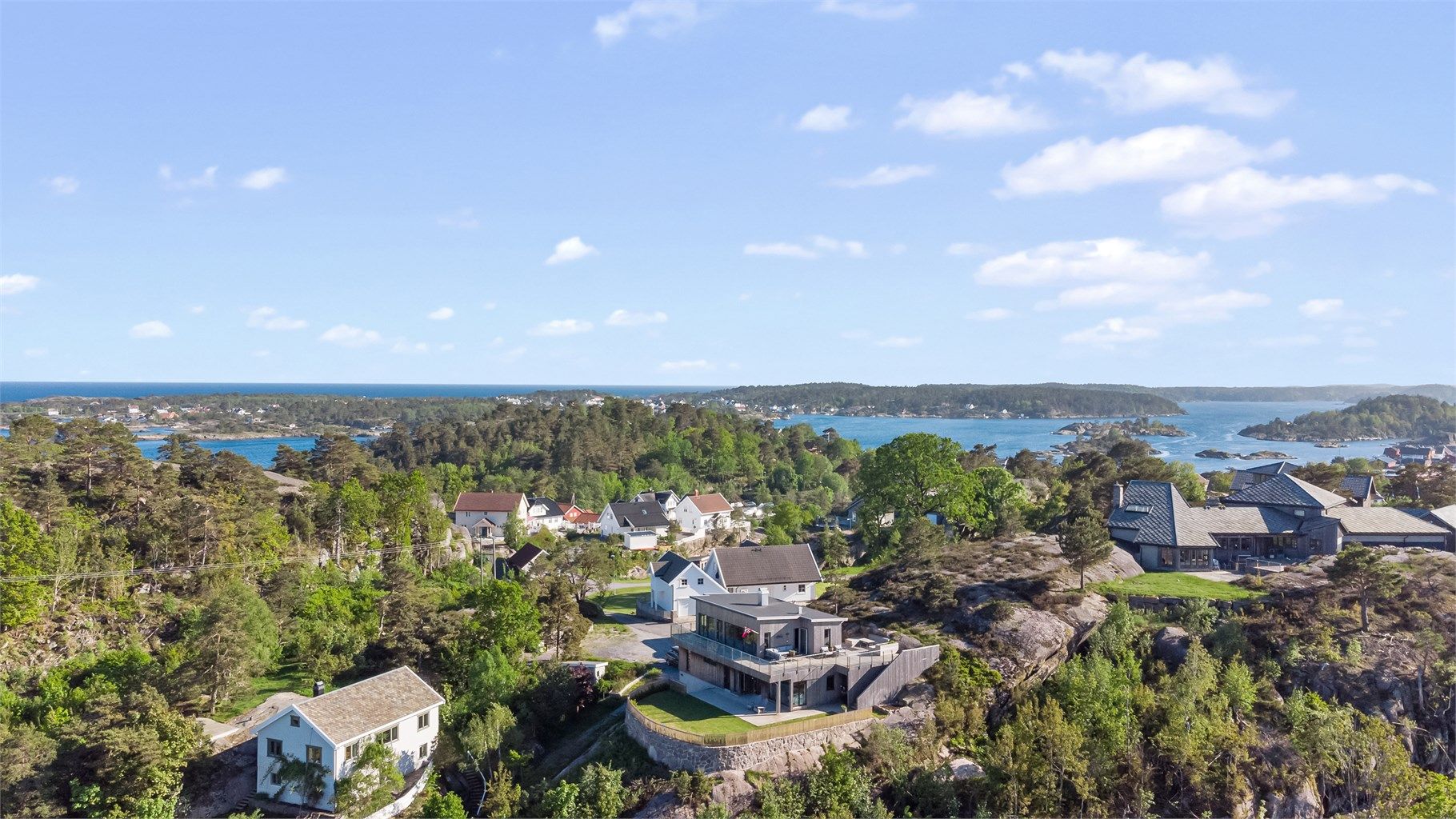 Eiendommen er plassert på en høyde, som sikrer utsikt og gode solforhold.