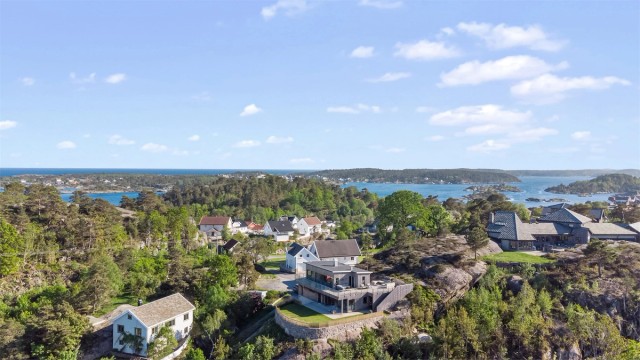 Eiendommen er plassert på en høyde, som sikrer utsikt og gode solforhold.