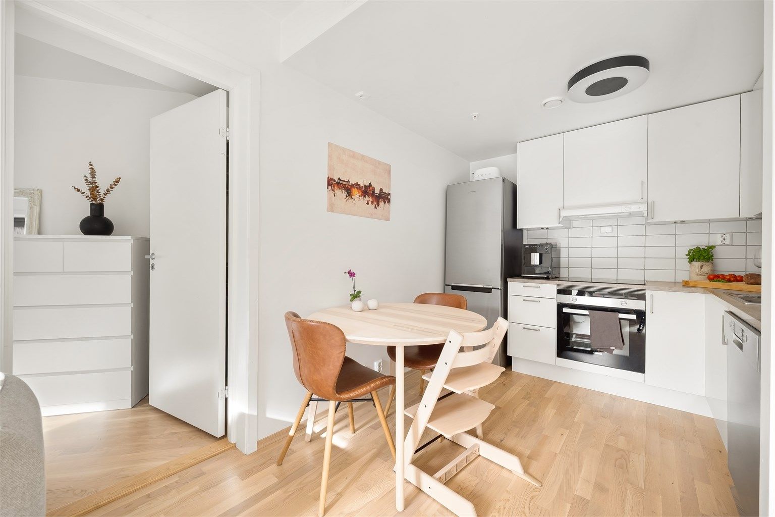 Kjøkkeninnredning fra Sigdal med moderne, glatte fronter som gir et stilrent uttrykk.