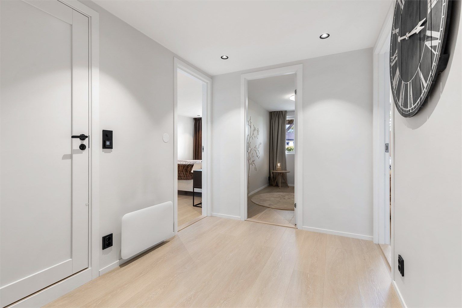I underetasjen finner man 3 soverom, walk-in closet og bad.