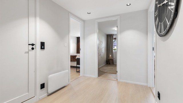 I underetasjen finner man 3 soverom, walk-in closet og bad.