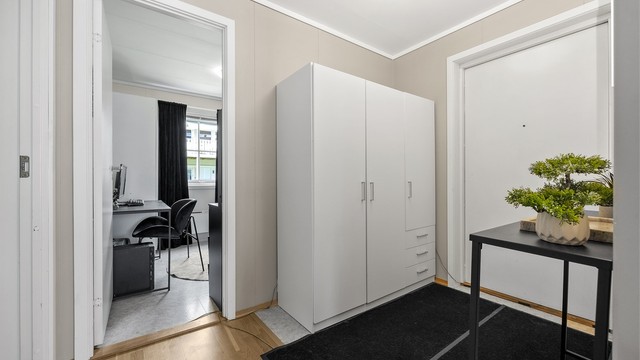Praktisk og lett tilgjengelig utebod med direkte adkomst fra entréen.
