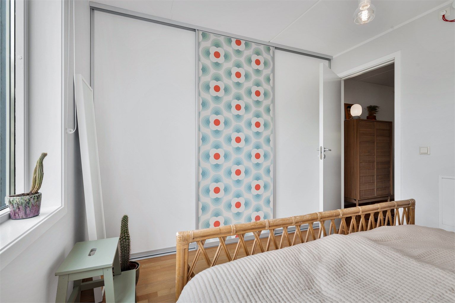 God lagringskapasitet i plassbygd skyvedørsgarderobe
