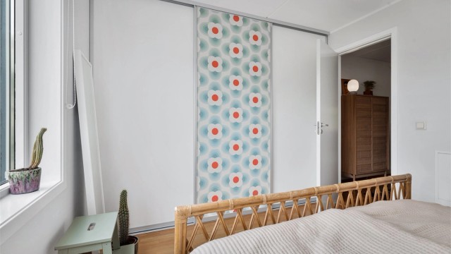 God lagringskapasitet i plassbygd skyvedørsgarderobe