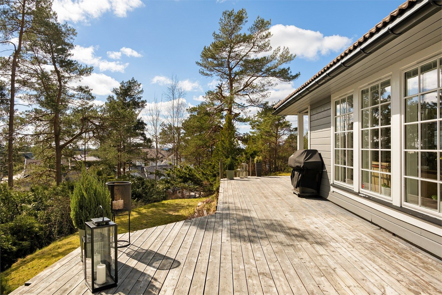Sommerstid er det sol på terrassen store deler av dagen, fra tidlig morgen.