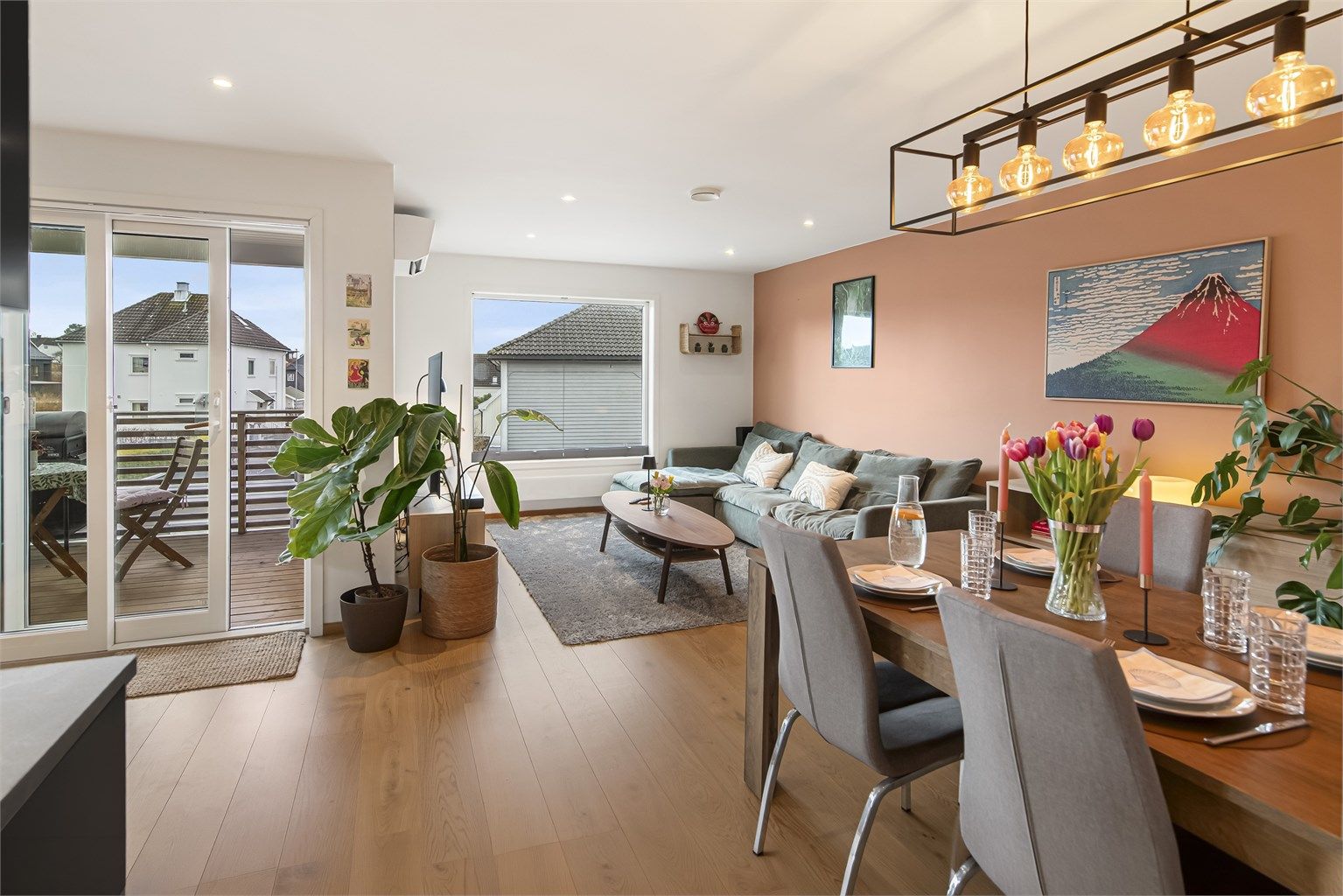 Velkommen til Ole Weggers Vei 3! En nyere eierleilighet fra 2020 med en sosial, åpen planløsning, gjennomgående en-stavs eikeparkett og peisovn for ekstra hygge.