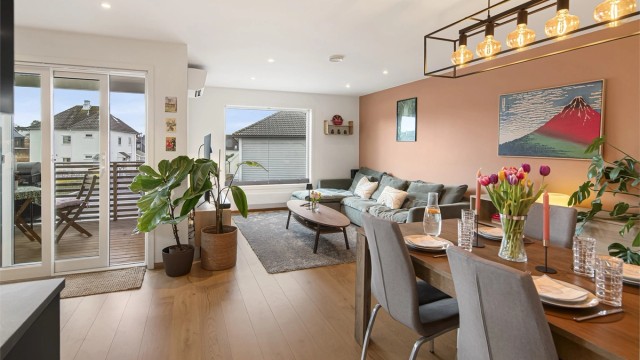 Velkommen til Ole Weggers Vei 3! En nyere eierleilighet fra 2020 med en sosial, åpen planløsning, gjennomgående en-stavs eikeparkett og peisovn for ekstra hygge.