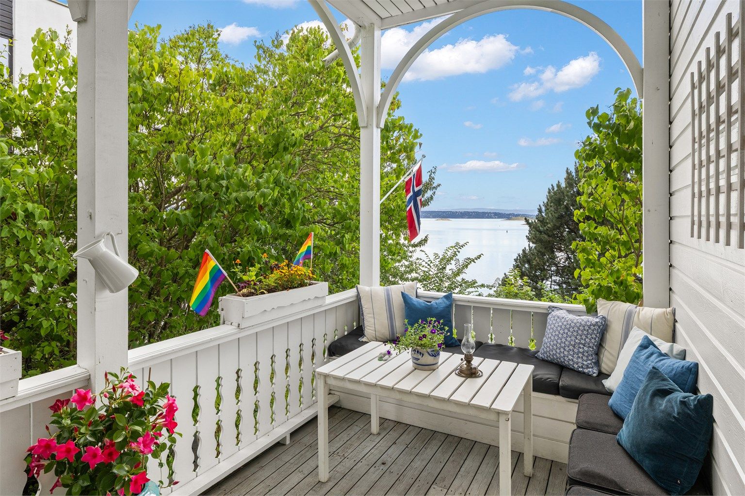 En harmonisk start på dagen med morgenkaffen til denne utsikten.