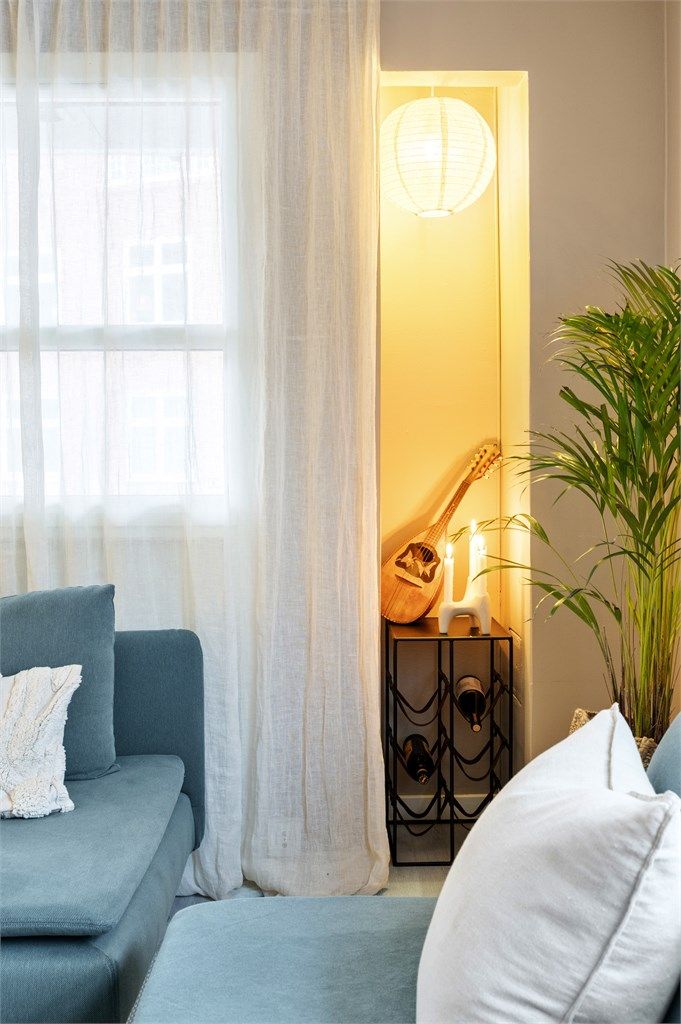 Ved nisjen i stuen er det et tildekt pipeløp, hvor det i følge styreleder kan være mulighet for å få satt inn en vedovn.