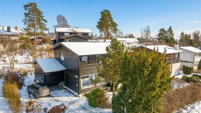 Velkommen til populære Haukeveien 43 på Bekkestua. Her har du nærhet til skoler, butikker og kollektivt tilbud. Foto : Zovenifra.no