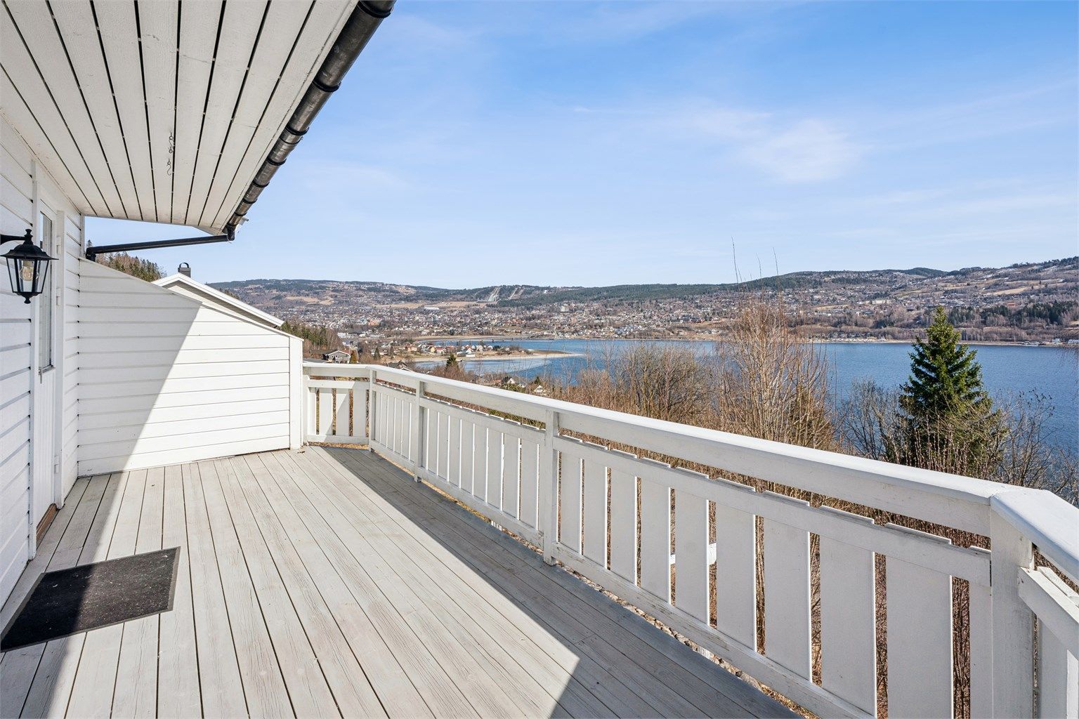 Veranda utenfor kjøkken med nydelig utsikt.