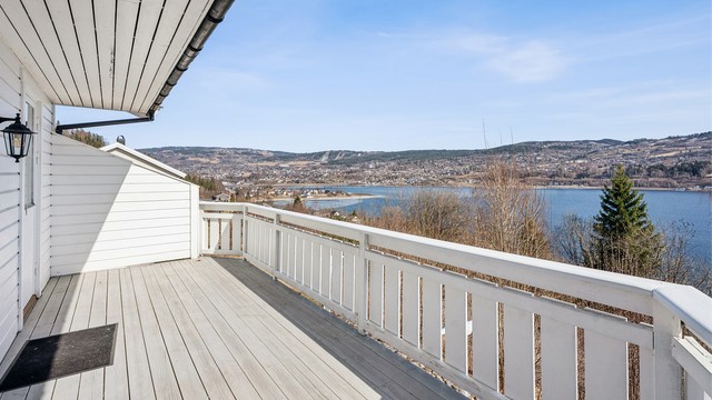 Veranda utenfor kjøkken med nydelig utsikt.