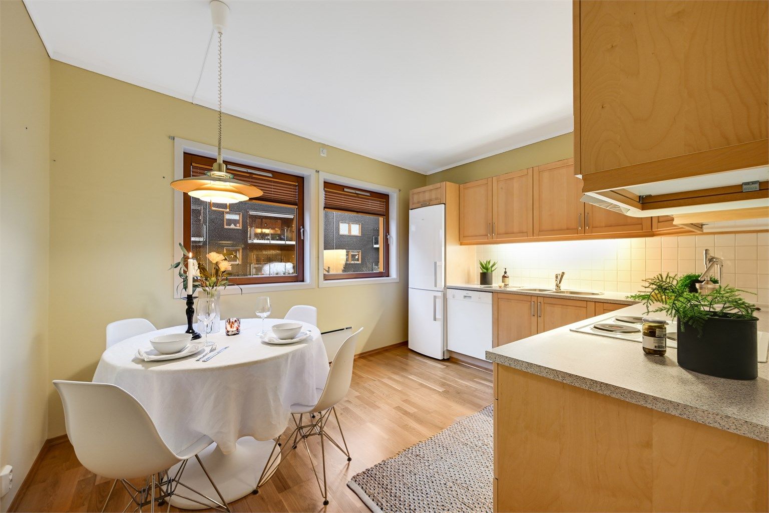 Kjøkkenet er stort med god skap- og benkeplass.