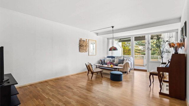 Stuen er romslig og byr på gode møbleringsmuligheter.