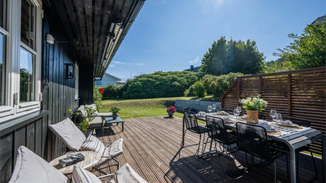 Særdeles lun og varm uteplass mot sydvest.