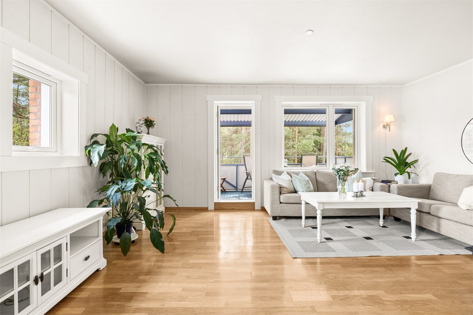 Topp- og ende-leilighet med hyggelig utsikt mot skogholt