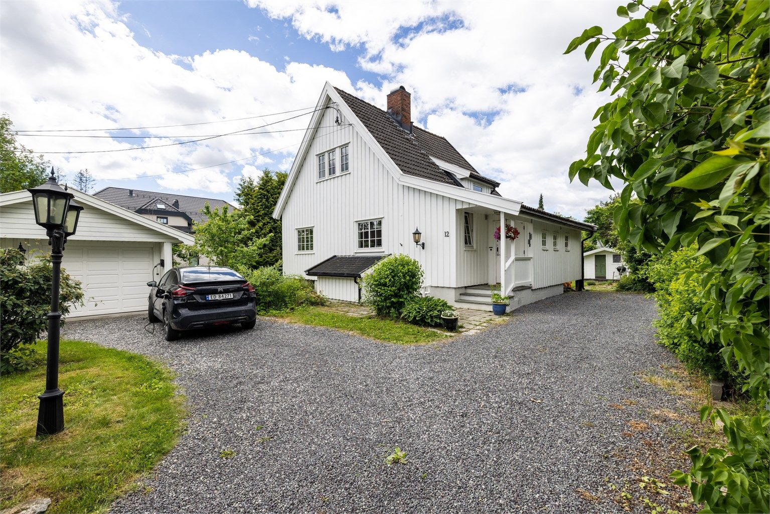 Boligen har en pent opparbeidet gruslagt gårdsplass med oppstillingsplass for opptil flere biler. Garasje fra 2007 med elbil-lader. 