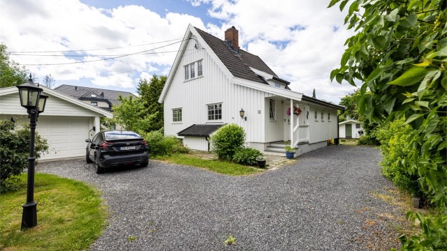 Boligen har en pent opparbeidet gruslagt gårdsplass med oppstillingsplass for opptil flere biler. Garasje fra 2007 med elbil-lader.