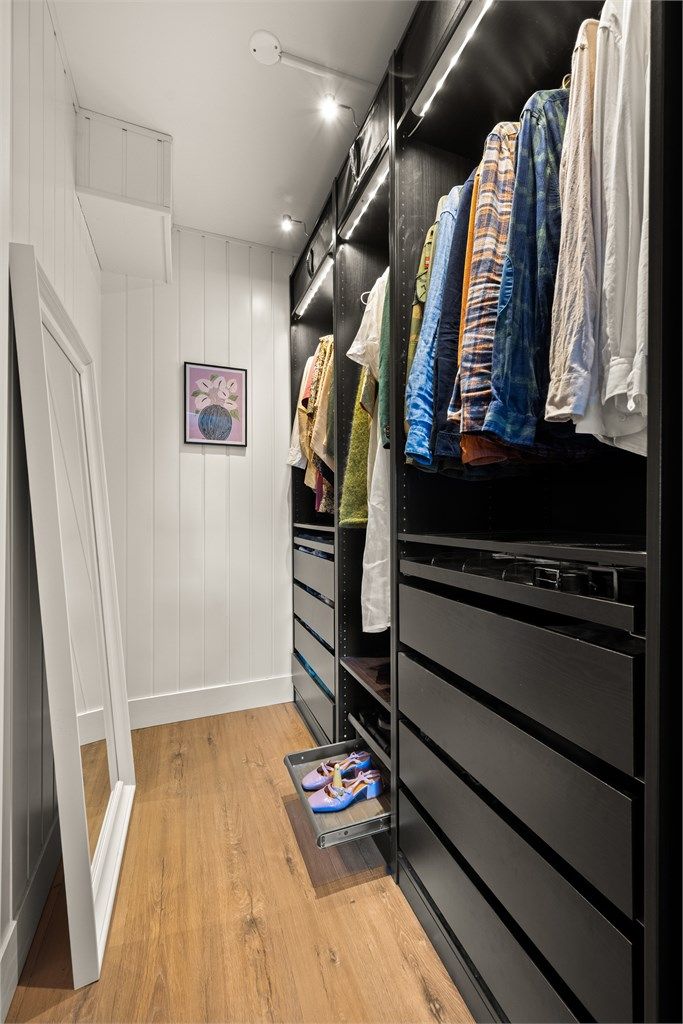 Et praktisk omkledningsrom som gir rikelig med oppbevaringsplass (Pax-innredning medfølger ikke).