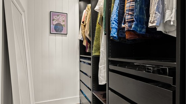 Et praktisk omkledningsrom som gir rikelig med oppbevaringsplass (Pax-innredning medfølger ikke).