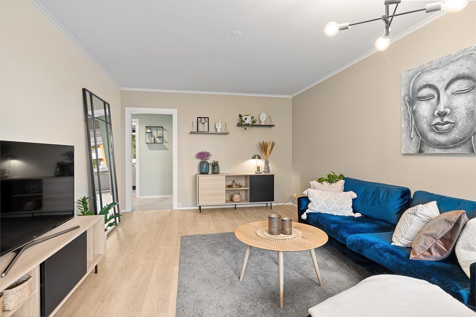 Lys og luftig stue med rikelig plass til både sofakrok og spisegruppe.