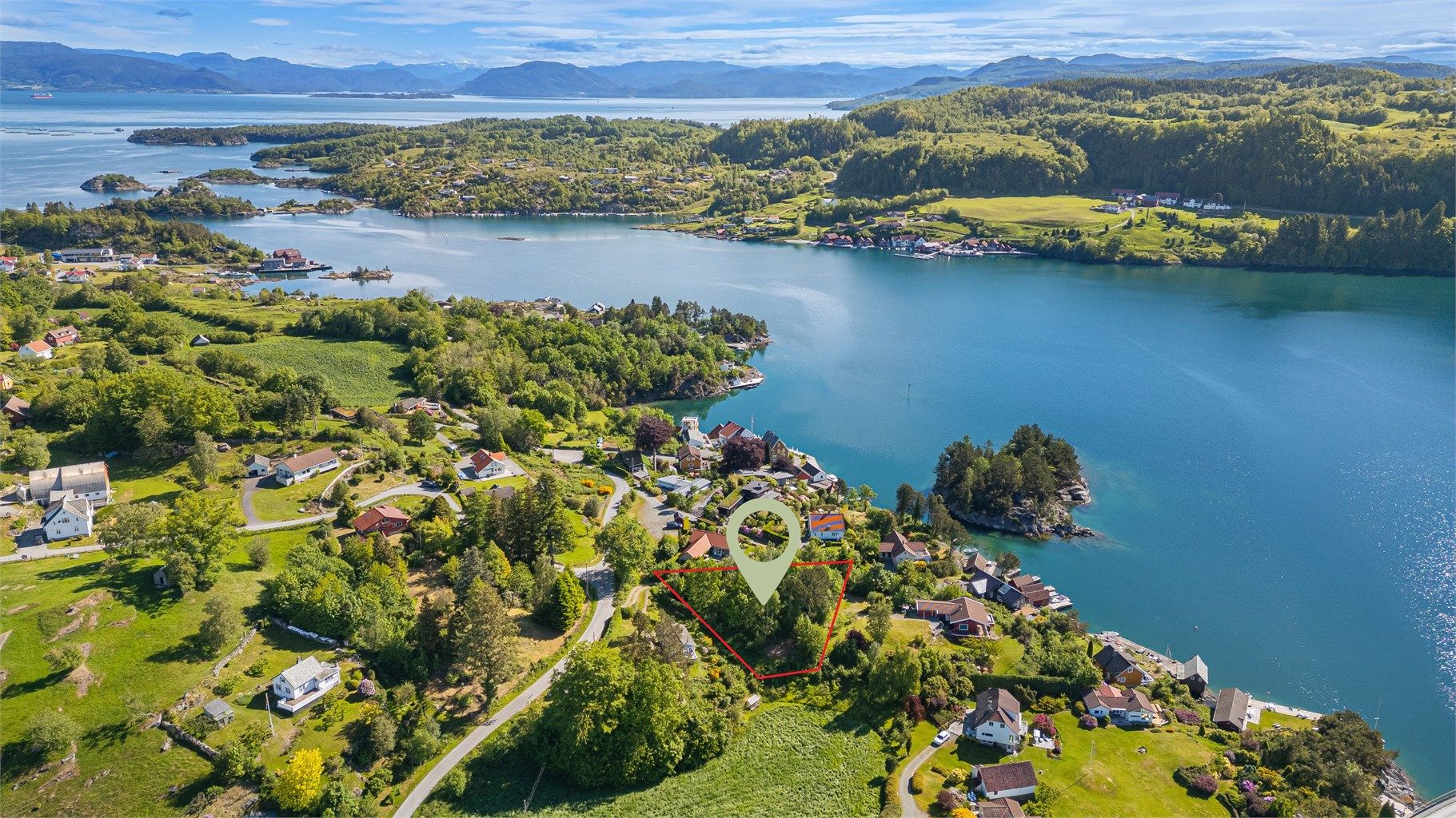 Tomt med byggepotensial i Sjernarøyene, en del av Stavangers skjærgård. Det medfølger også eierandel (1/2) i brygge.
Her er det tegnet opp ca. tomtegrense.