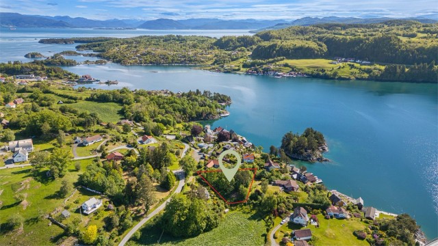 Tomt med byggepotensial i Sjernarøyene, en del av Stavangers skjærgård. Det medfølger også eierandel (1/2) i brygge.
Her er det tegnet opp ca. tomtegrense.