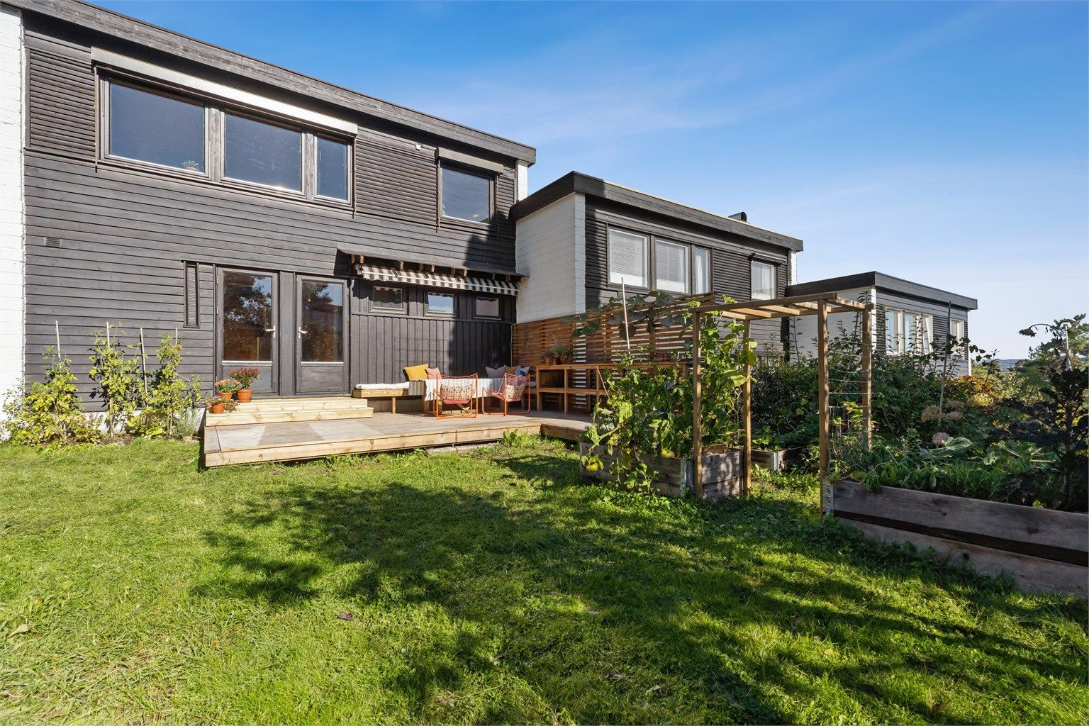 Boligen har en flott solrik hage uten innsyn med romslig markterrasse, fine plenarealer, grønnsakshage og beplantning. 