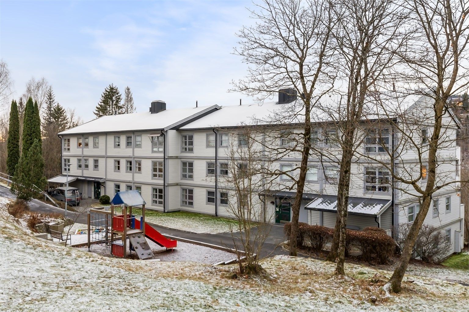 Her bor dere i flotte omgivelser med korte avstander til barnehager, skoler, buss, gode handlemuligheter på Bærums Verk