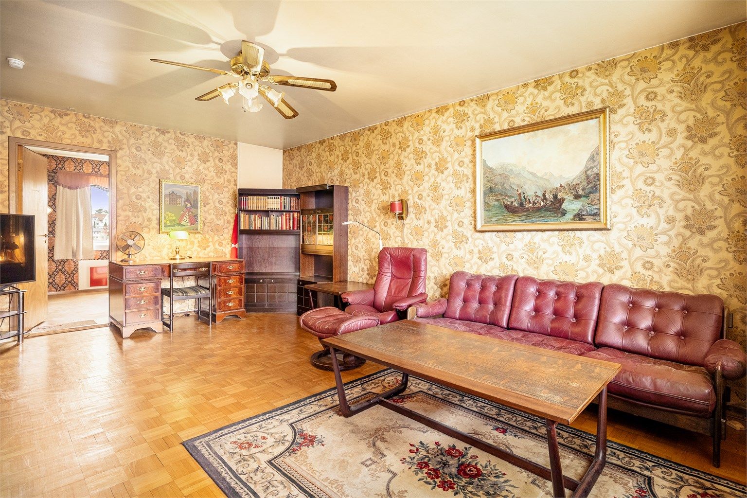 Romslig stue med gode møbleringsmuligheter.