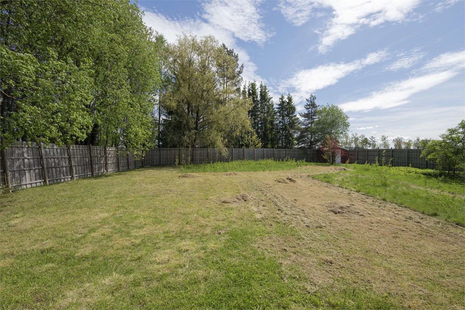 Stor hagedel med mange bruksområder, for eksempel planting av frukt og grønt, lekeområder for barna, dyrehold m.m. Foto: Mats Holst