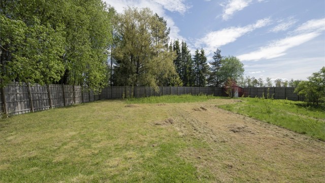 Stor hagedel med mange bruksområder, for eksempel planting av frukt og grønt, lekeområder for barna, dyrehold m.m. Foto: Mats Holst