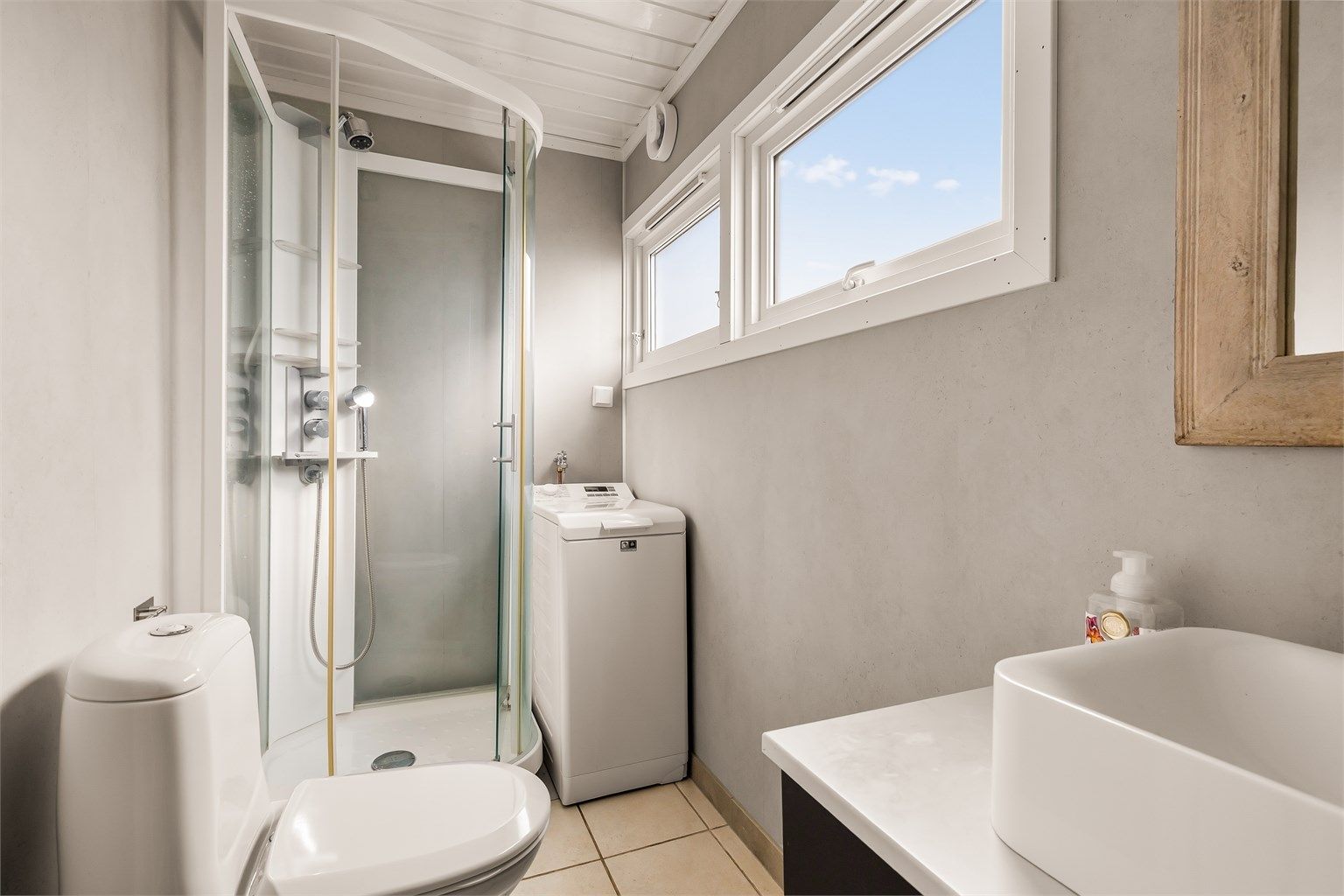 Pent bad med flislagt gulv og varmekabler. Vegger med våtromsplater og tak med malt trepanel. Badet ble modernisert og oppgradert med nye våtromsplater i 2024.