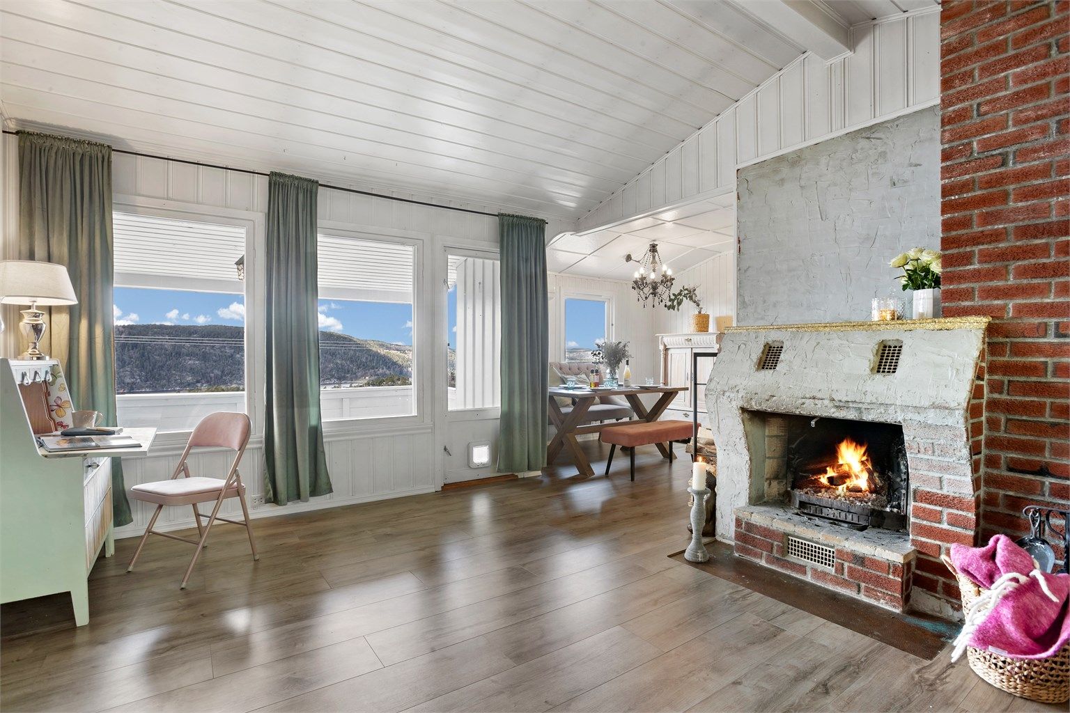 Store vindusflater rammer inn den flotte utsikten mot fjorden.