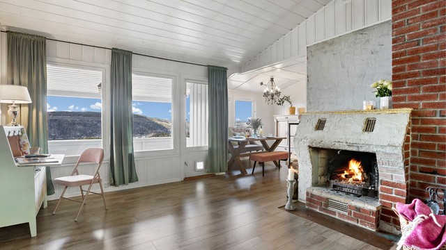 Store vindusflater rammer inn den flotte utsikten mot fjorden.