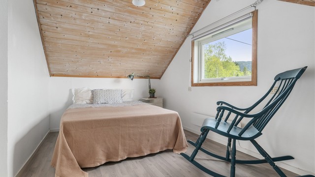 Soverom 3 med god plass til dobbeltseng og nattbord. Rommet er og innredet med kommode i dag