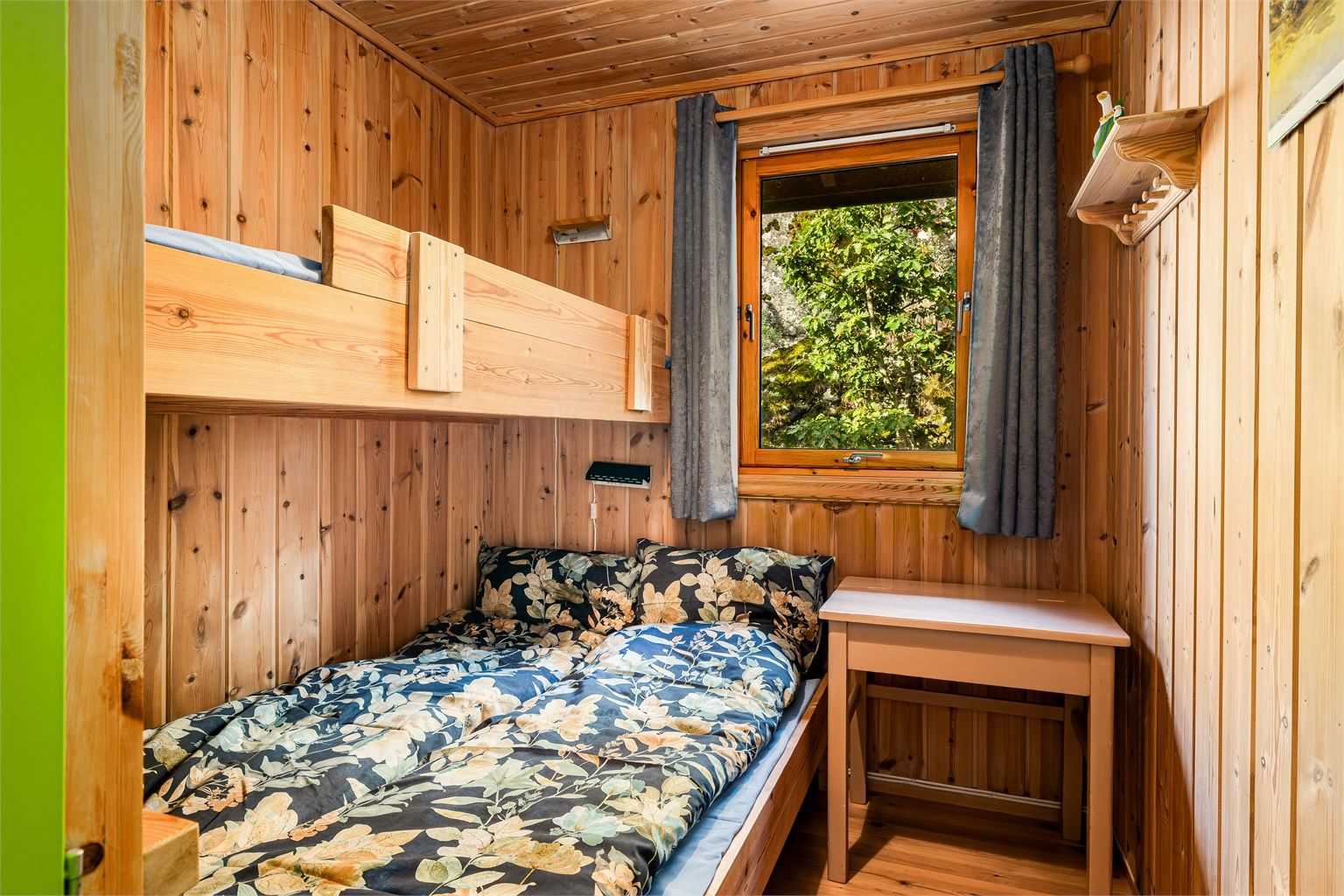 I to av soverommene er det plassbygget familiekøye.