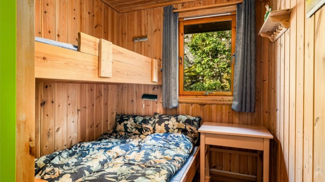 I to av soverommene er det plassbygget familiekøye.