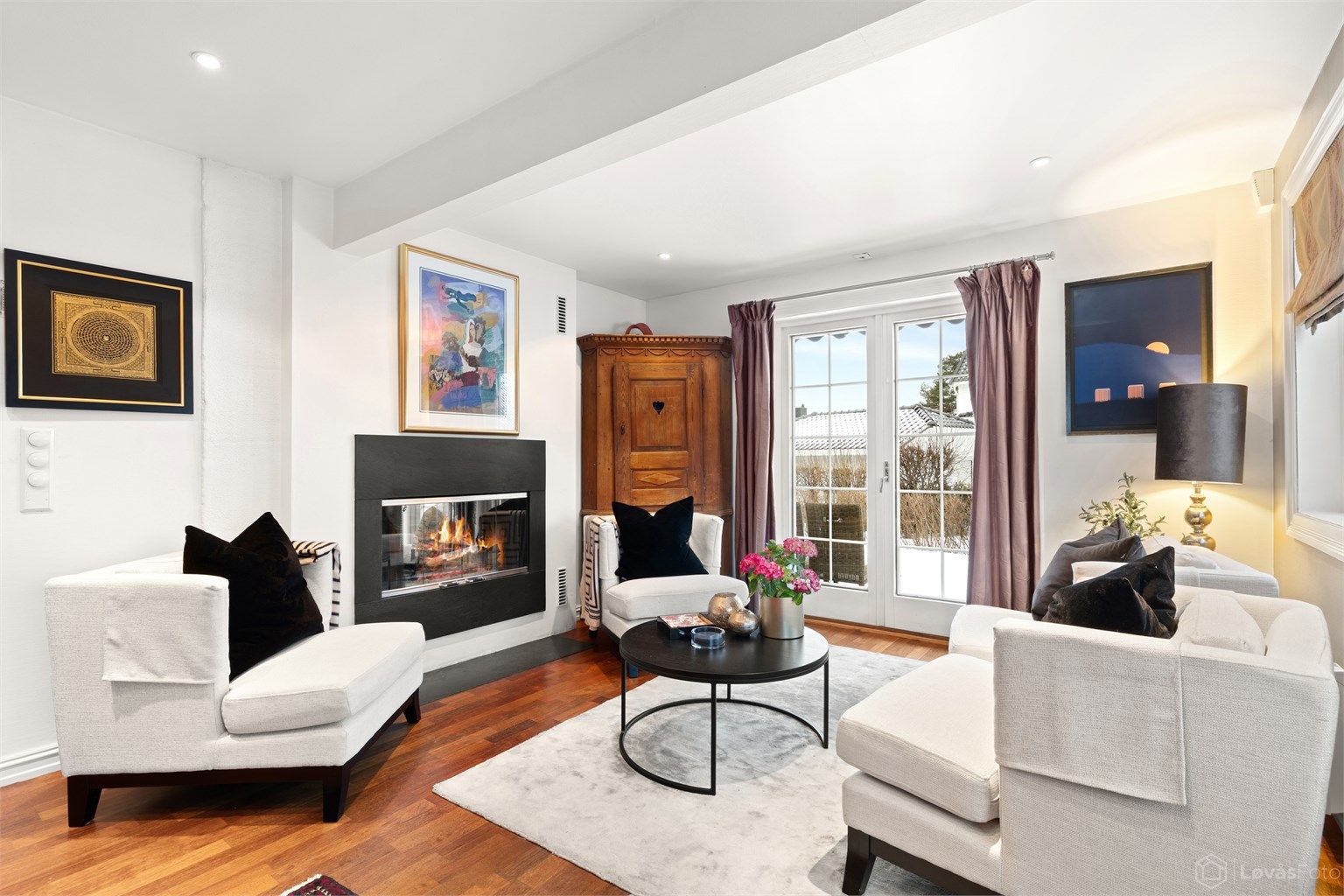 Gjennomgående peis mellom stue og kjøkken med glassdører. Fra rommet er det via 2-fløyet terrassedør utgang til stor vestvendt terrasse og videre til hagen