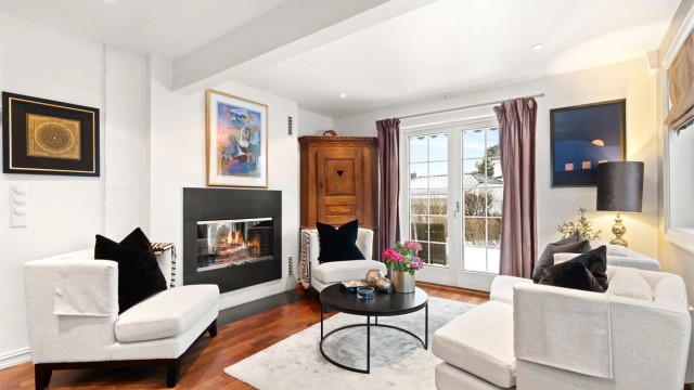 Gjennomgående peis mellom stue og kjøkken med glassdører. Fra rommet er det via 2-fløyet terrassedør utgang til stor vestvendt terrasse og videre til hagen