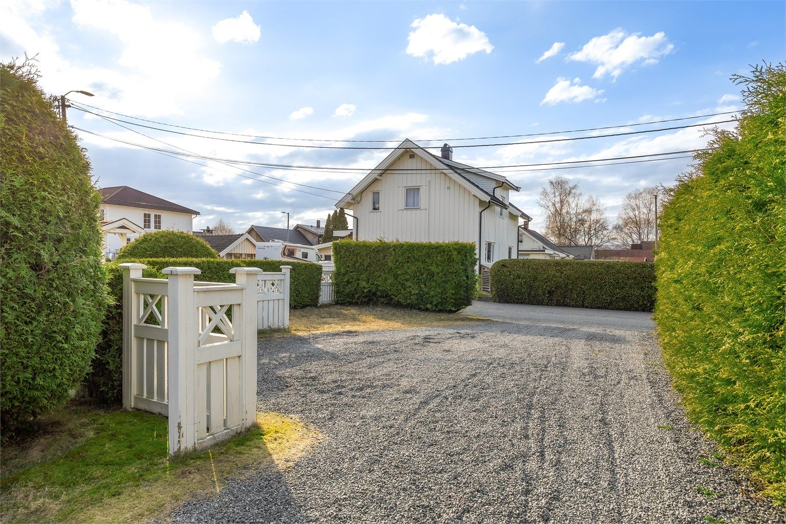 Den grusede gårdsplassen har rikelig med biloppstillingsplass for inntil fire biler.