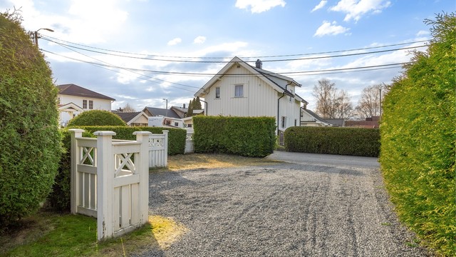 Den grusede gårdsplassen har rikelig med biloppstillingsplass for inntil fire biler.